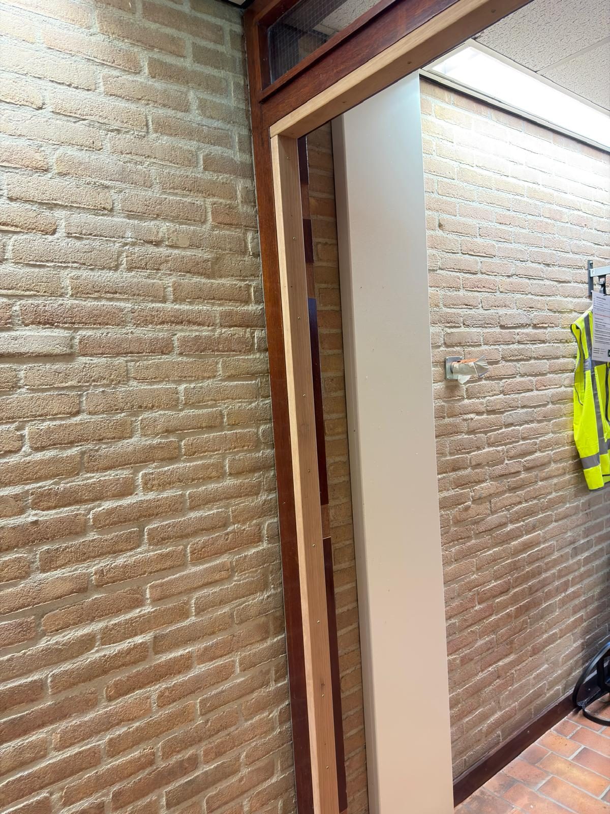 Brandvertragende scheidingswand en kozijnafwerking