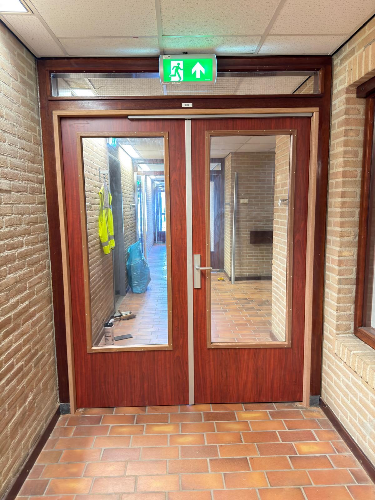 Brandwerende deurinstallatie volgens veiligheidsnormen