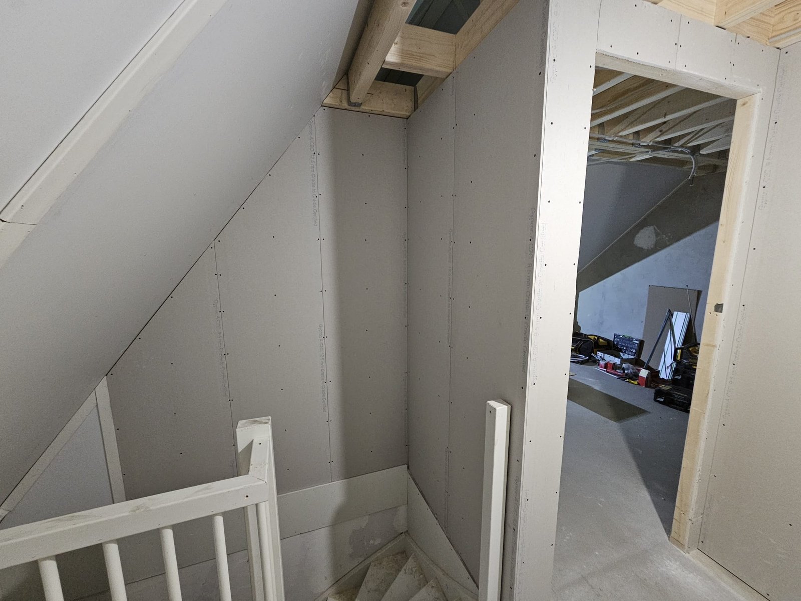 Grootschalige houtskeletbouw en constructieve dakopbouw in uitvoering