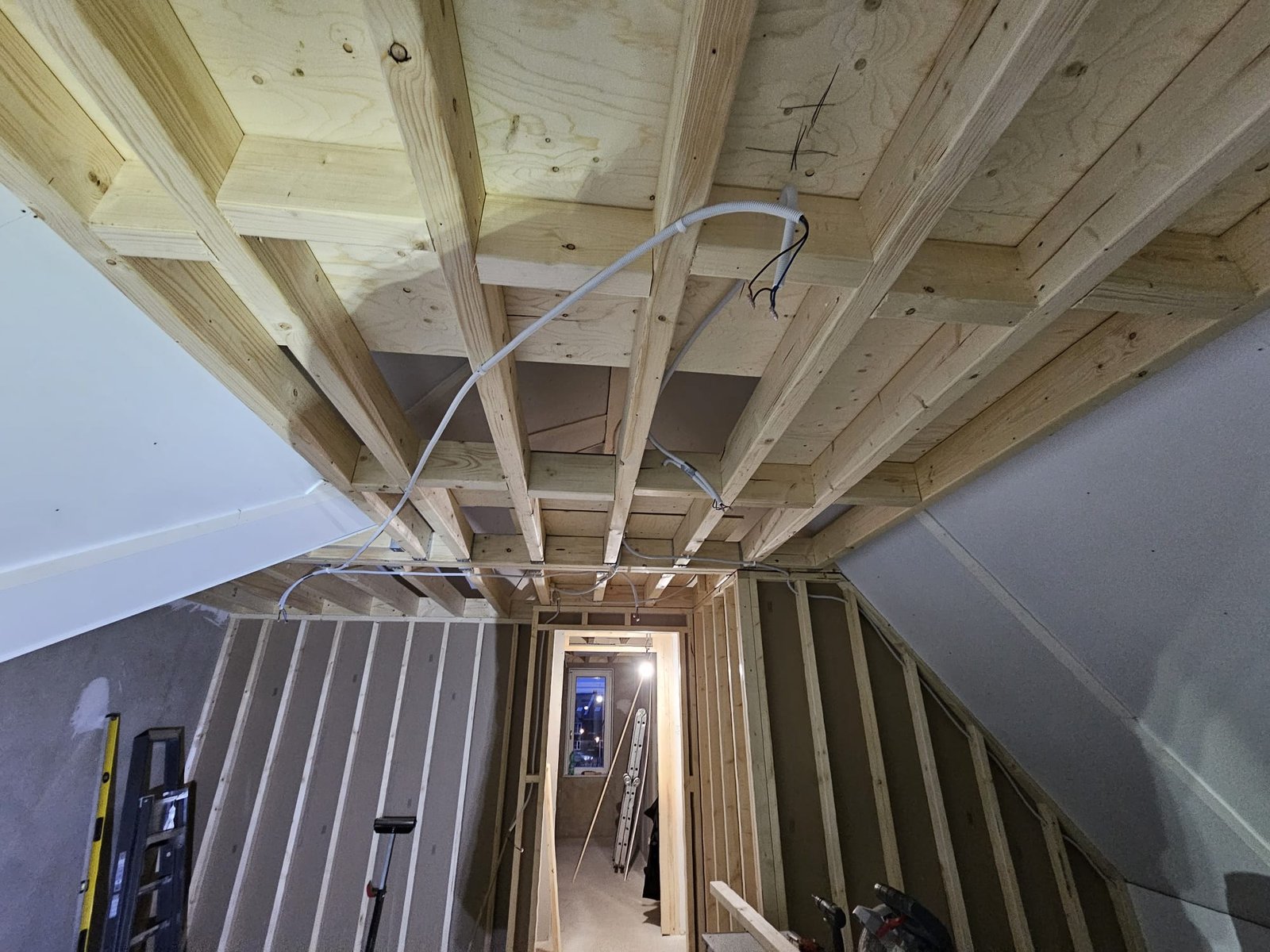 Volledige renovatie van een bedrijfspand met dragende houten balken
