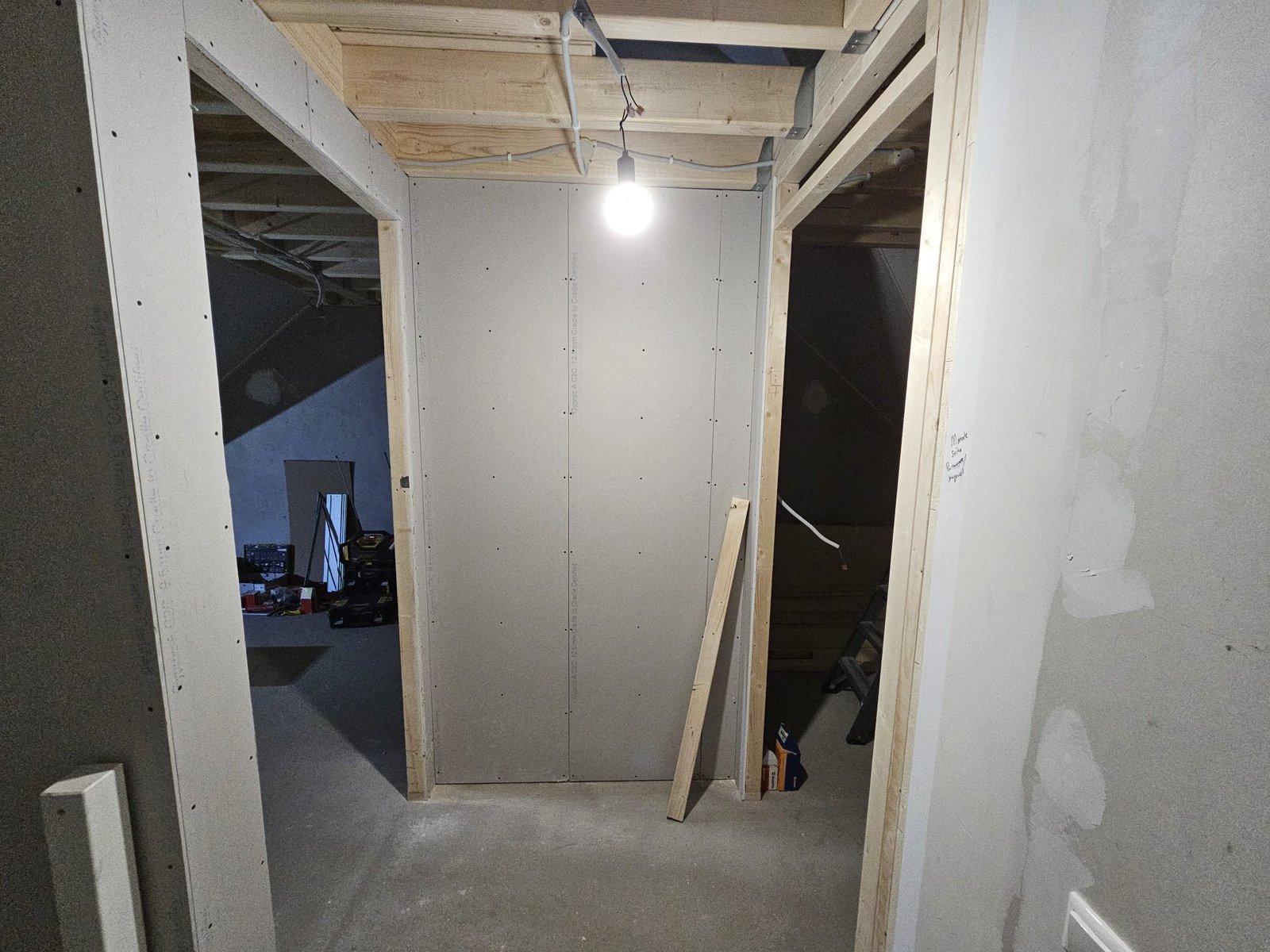 Grote aanbouw en constructieve verbouwing met vakkundige houtafwerking