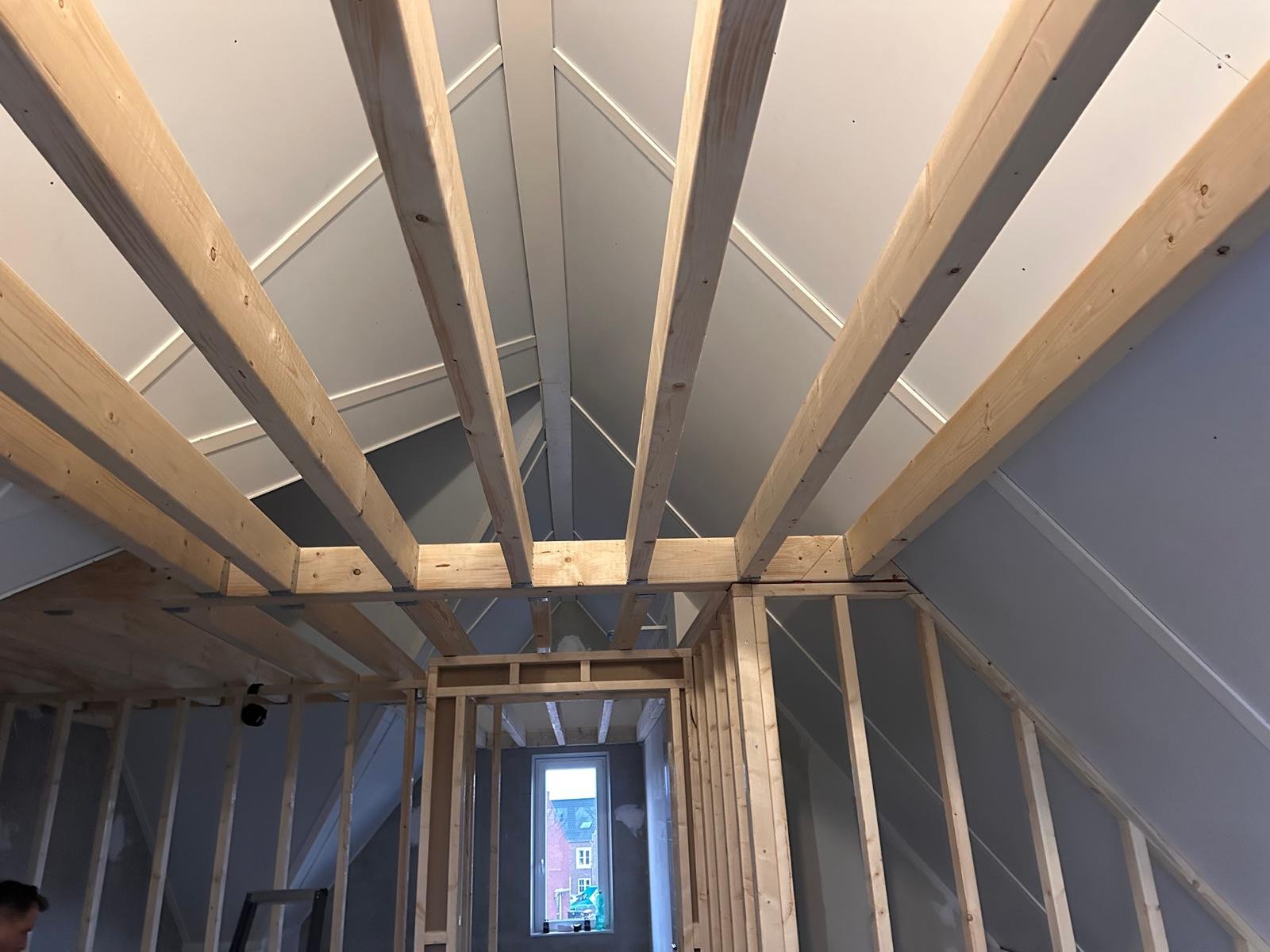 Vakkundige plaatsing van dragende houten spantconstructies op locatie