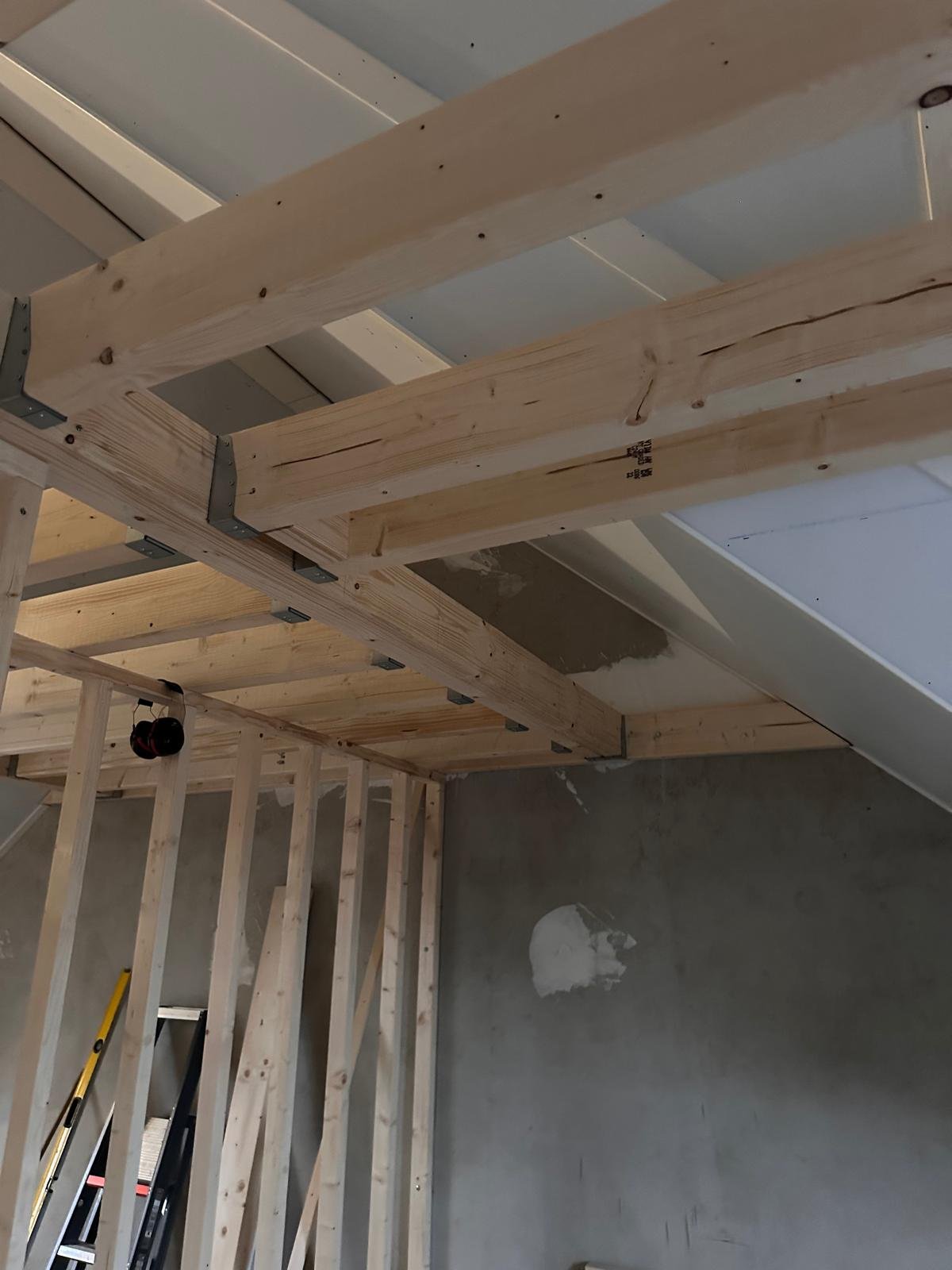 Complexe dakconstructie en gevelaftimmering bij een utiliteitsverbouwing