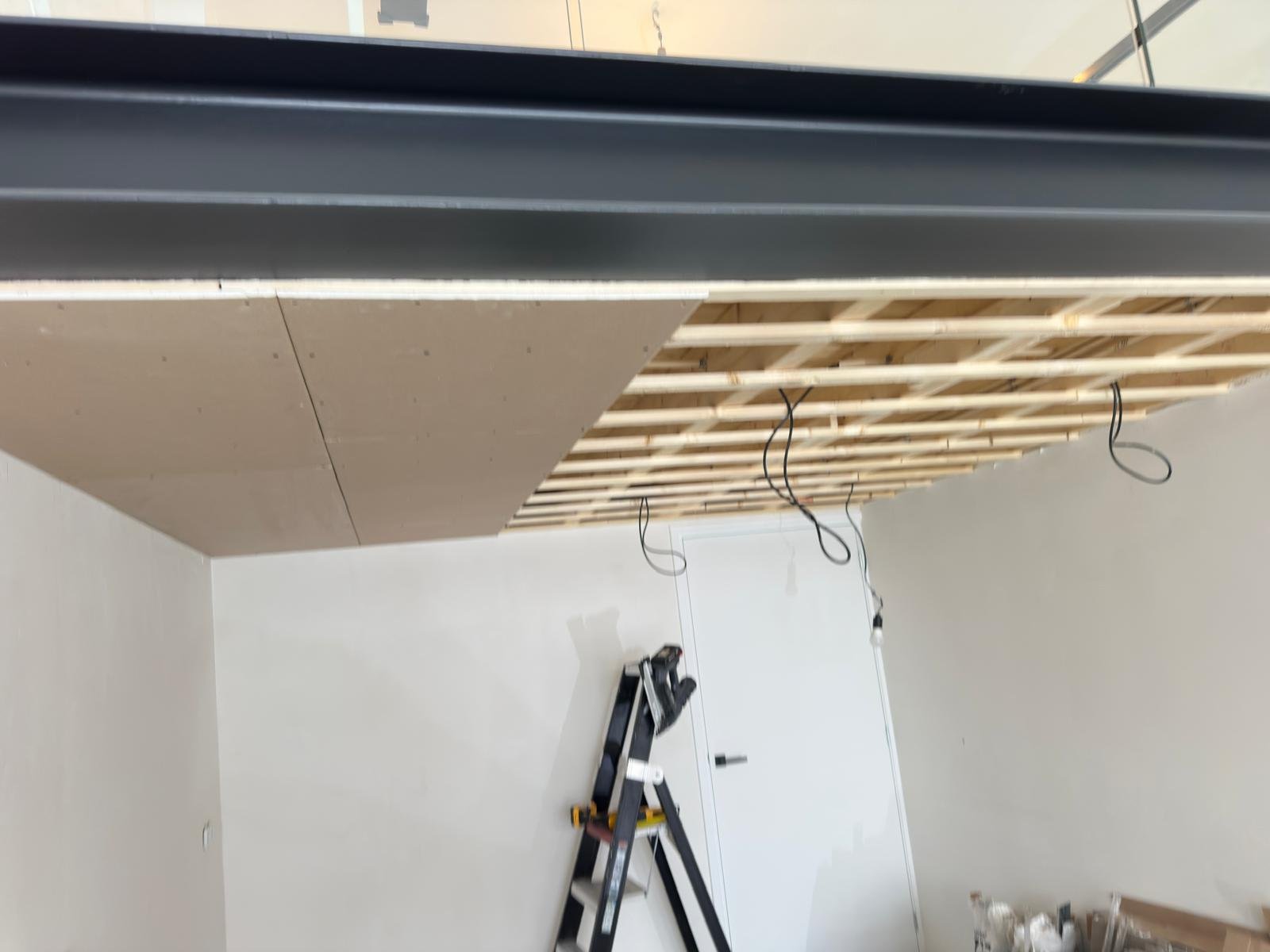 Moderne uitbouw en verbouwing van woonruimte met ambachtelijk houten balkenframe