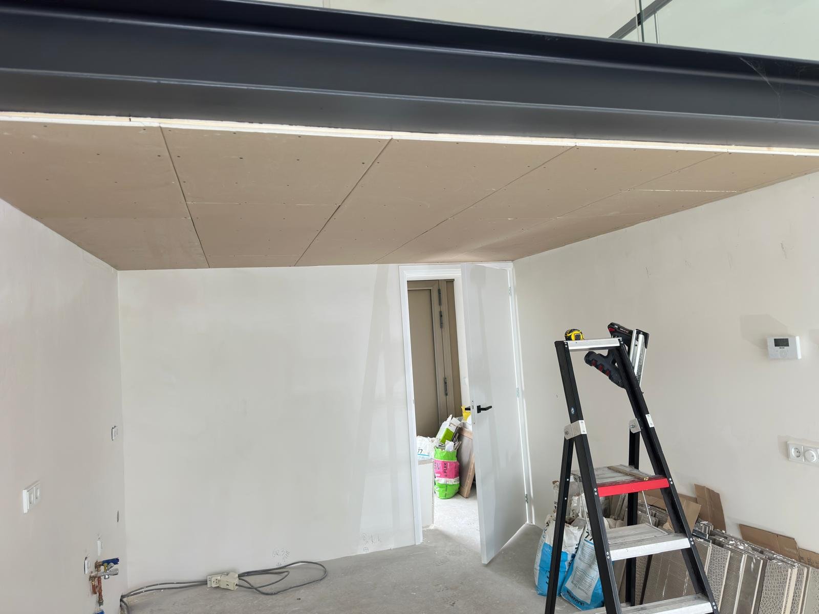 Constructieve verbouwing van leefruimte met open houten draagconstructie