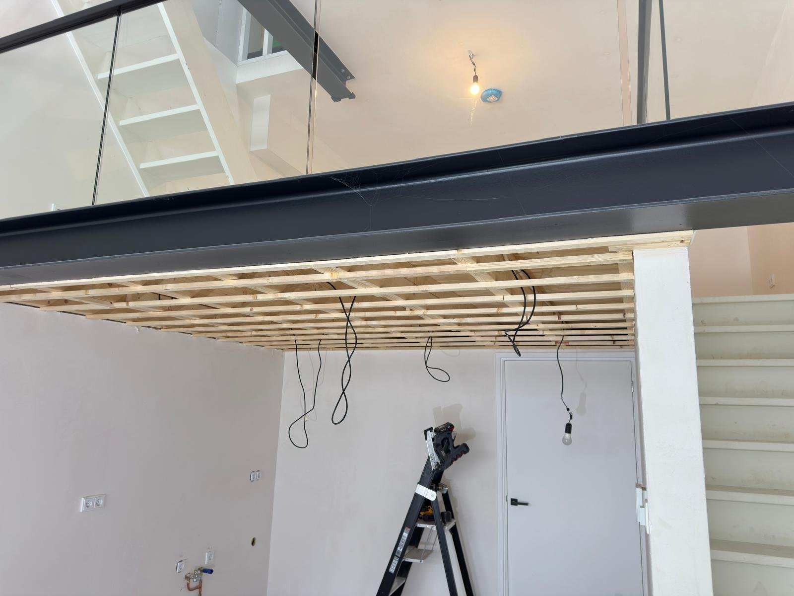 Renovatie en verbouwing van achtergevel met hoogwaardige houten kozijnen