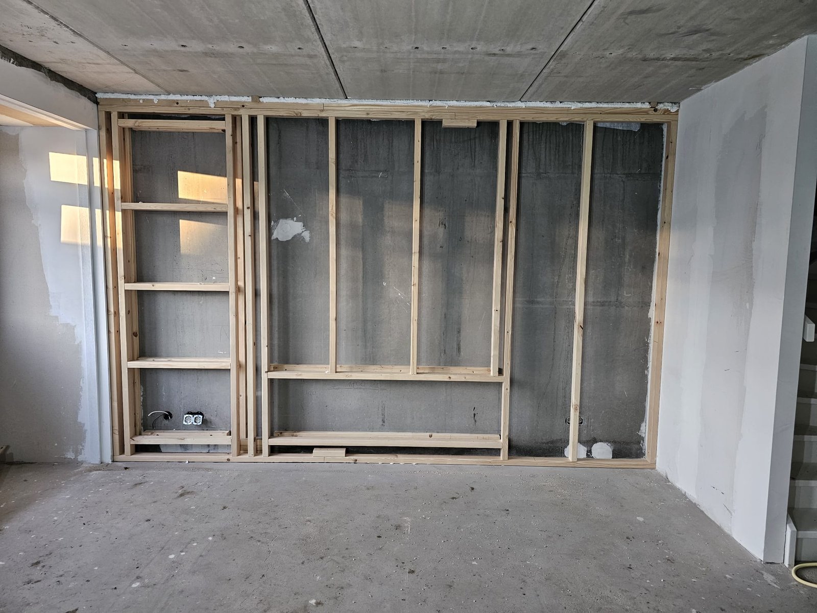 Complete verbouwing van leefruimte met ambachtelijk houten wandafwerking en maatwerk constructie