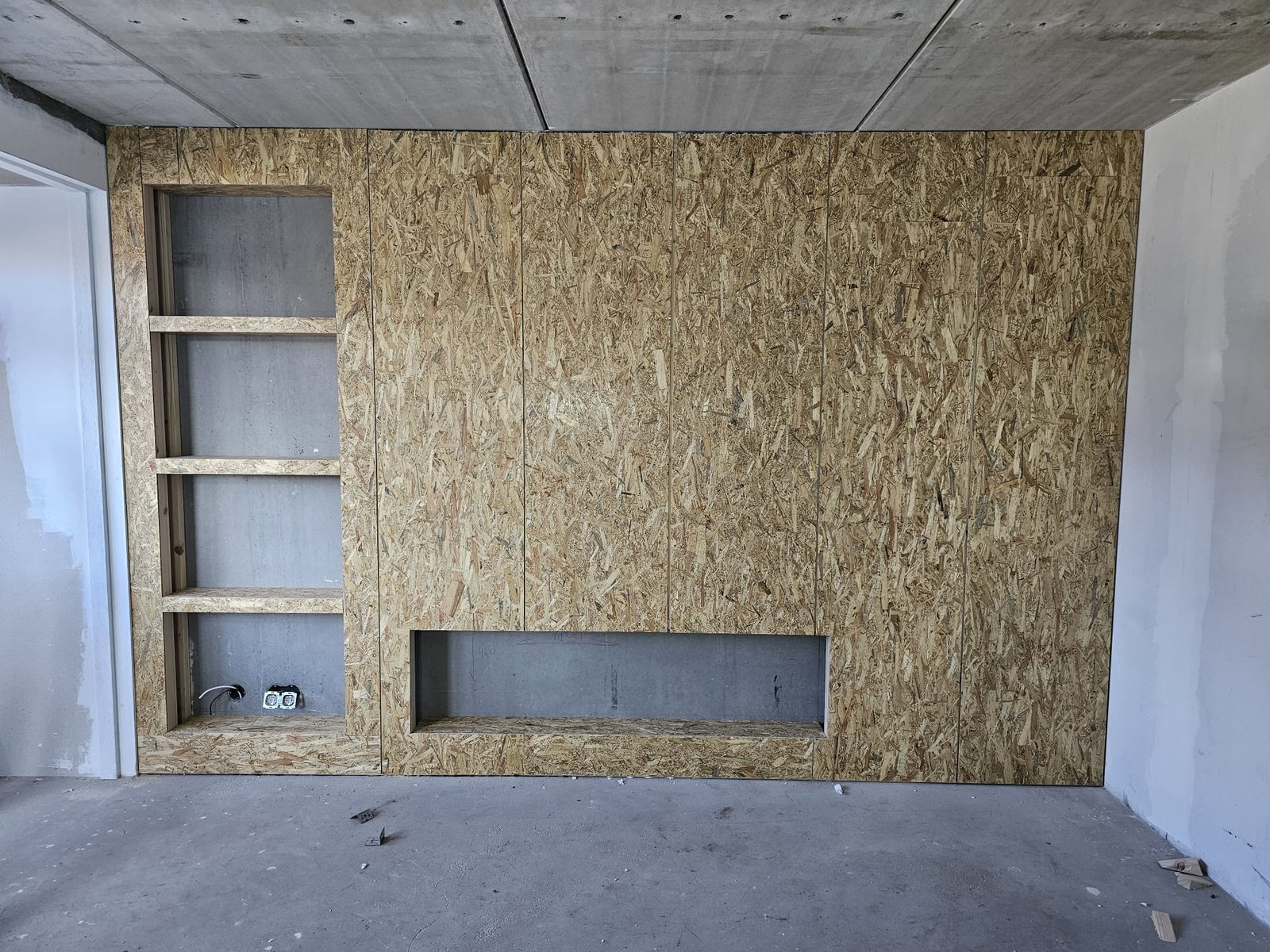 Moderne keuken- en woonverbouwing met verfijnd houten timmerwerk