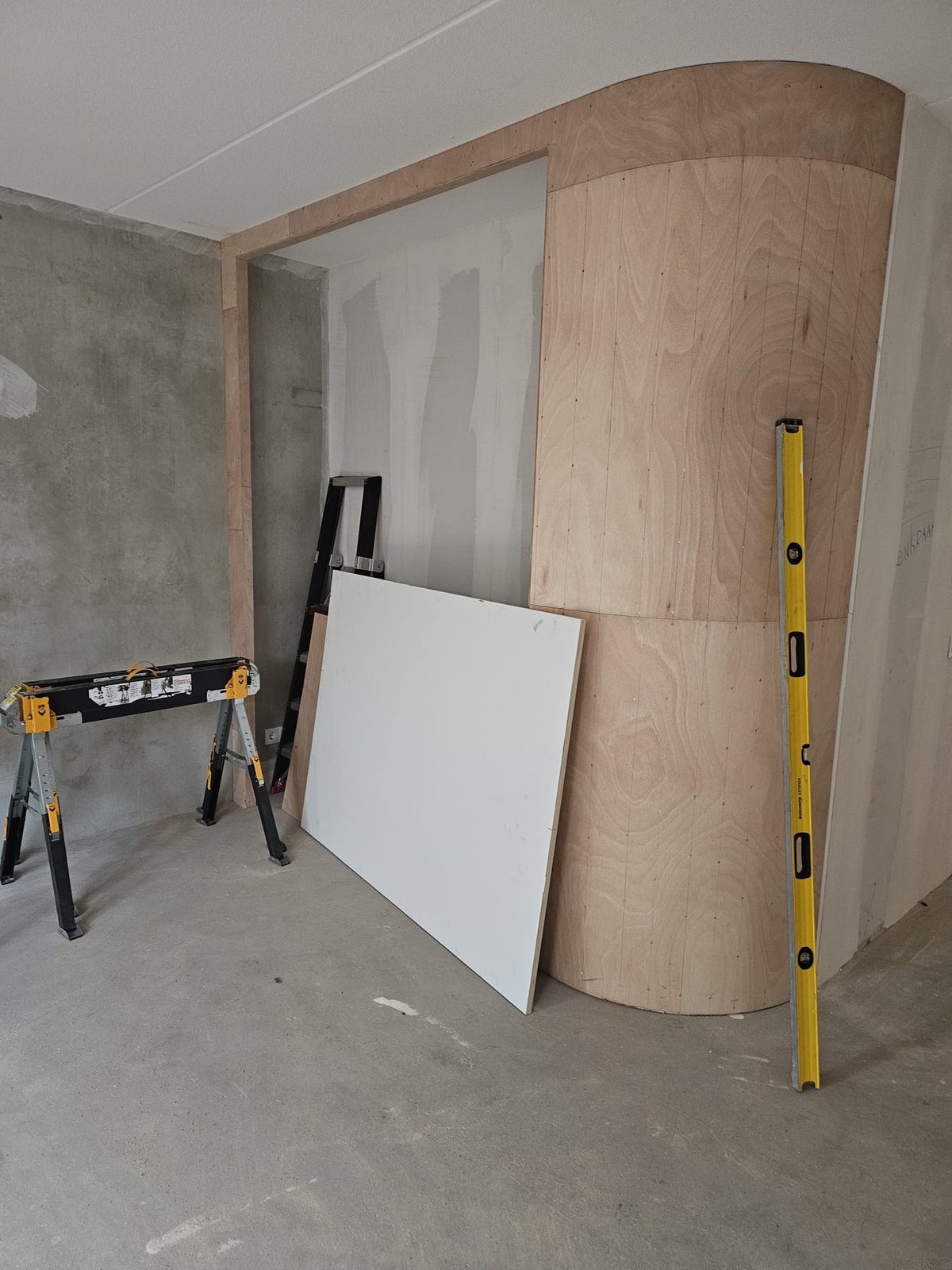 Ambachtelijke verbouwing van woonhuis met dragende houten constructies en precisiewerk