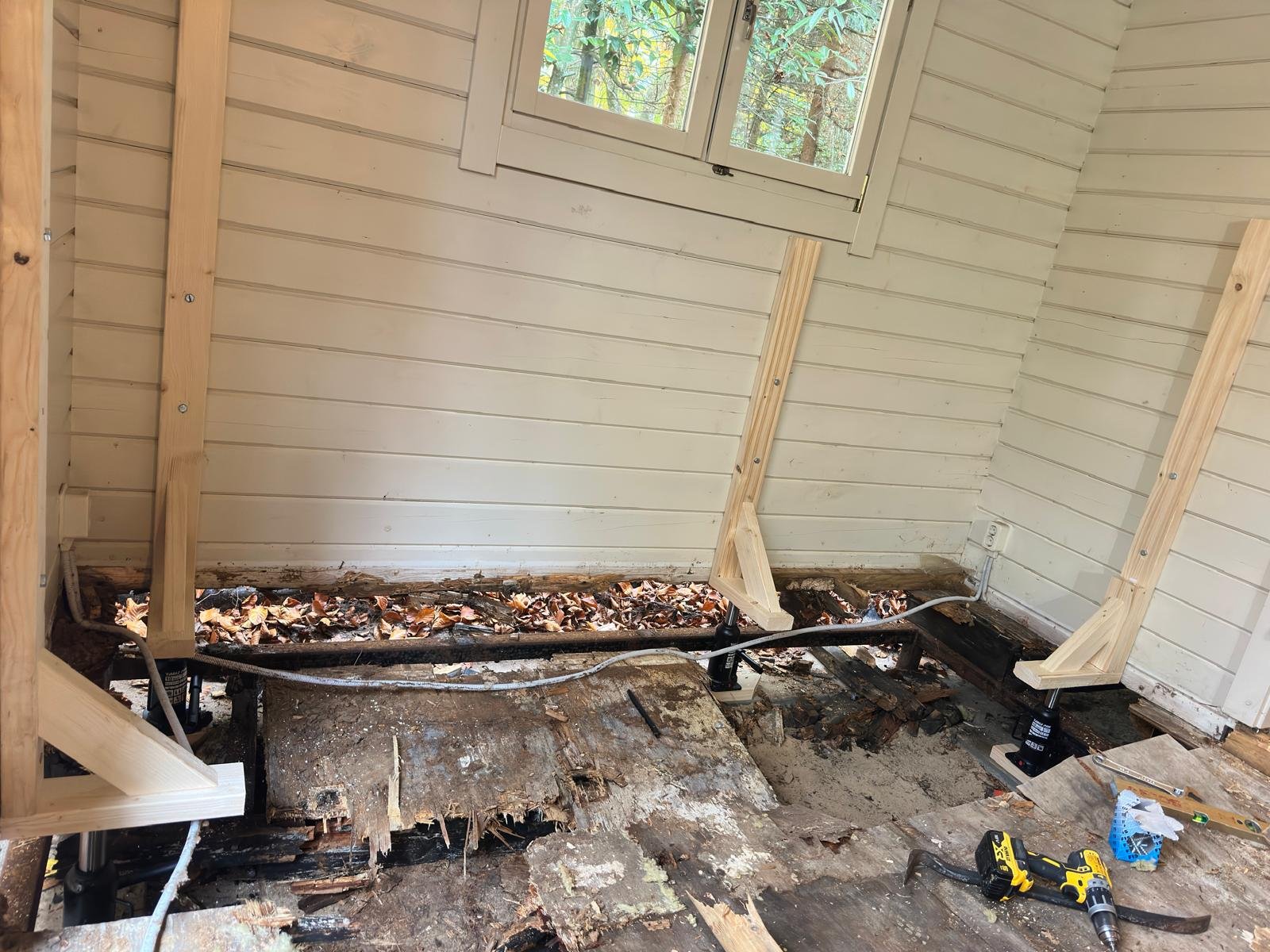 Maatwerk houten kozijnen en deuren geplaatst tijdens een complete woningrenovatie