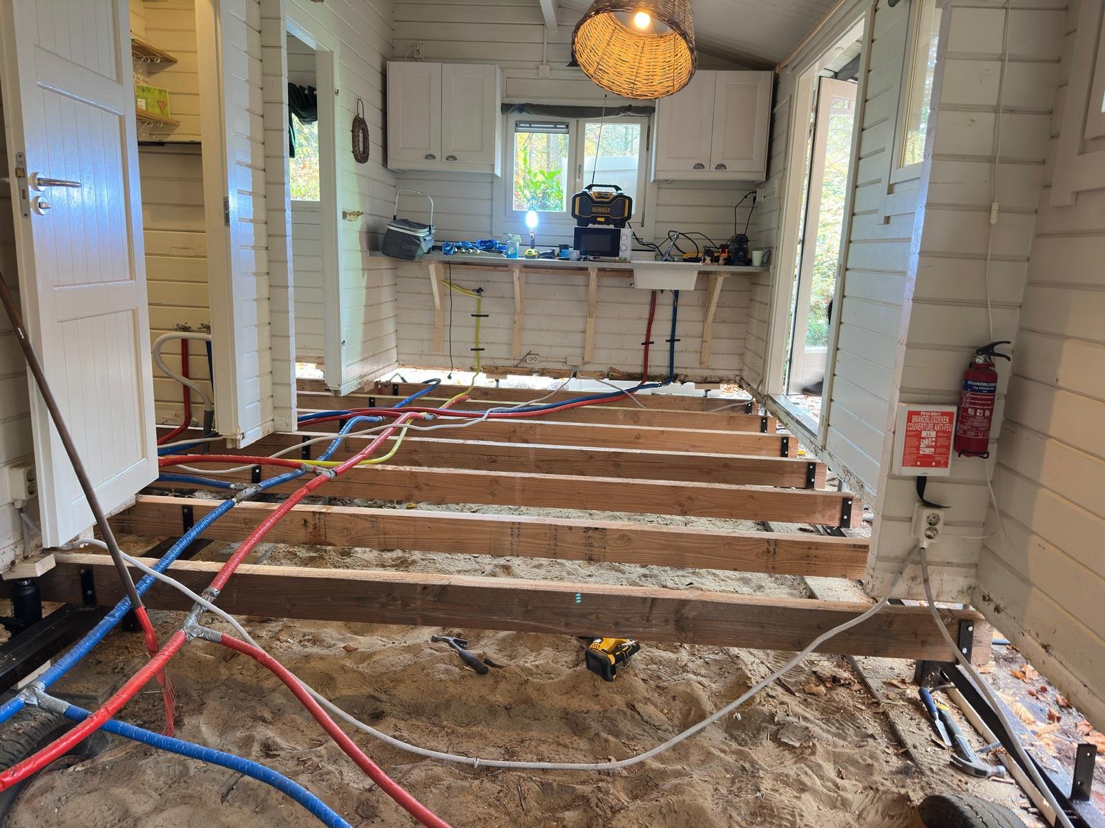 Gesloten deurkozijn met strak verfwerk en vakkundige montage