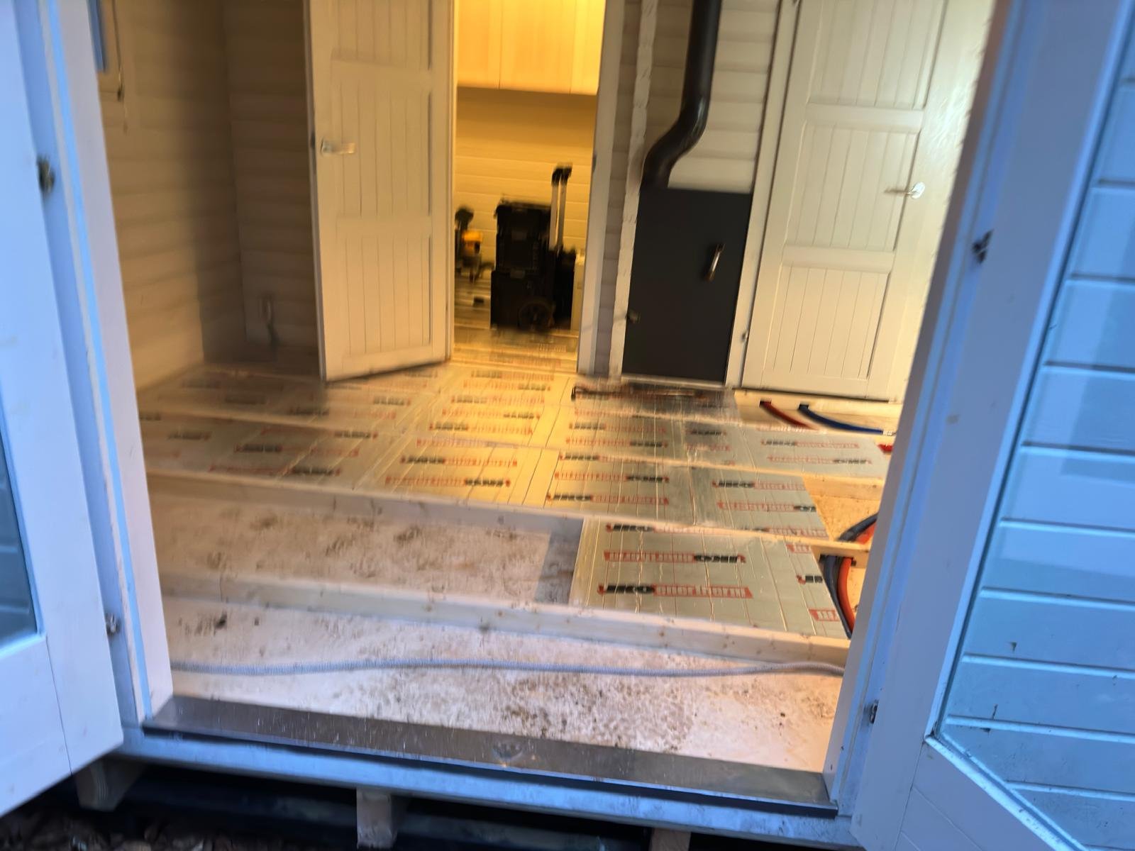 Restauratie en strakke afwerking van houten kozijnen en paneeldeuren