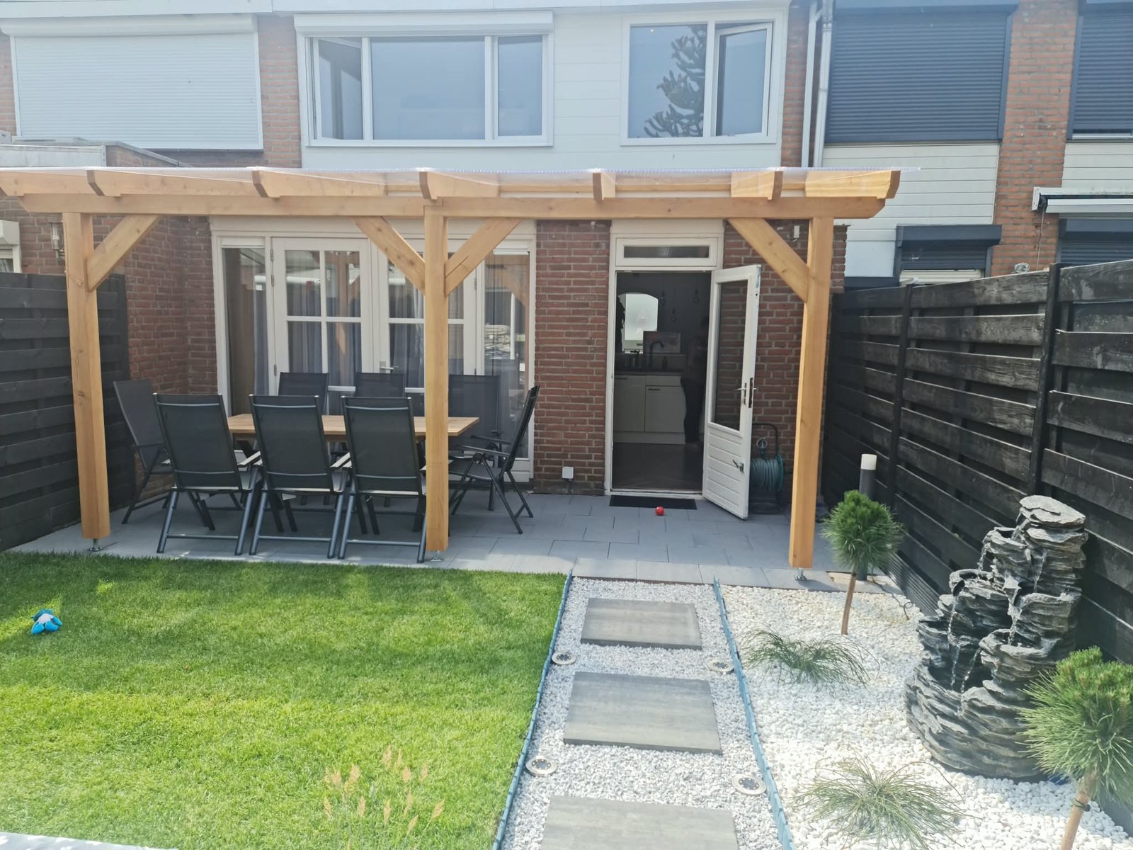 Op maat gebouwd hardhouten terras met strakke afwerking in Noord-Brabant