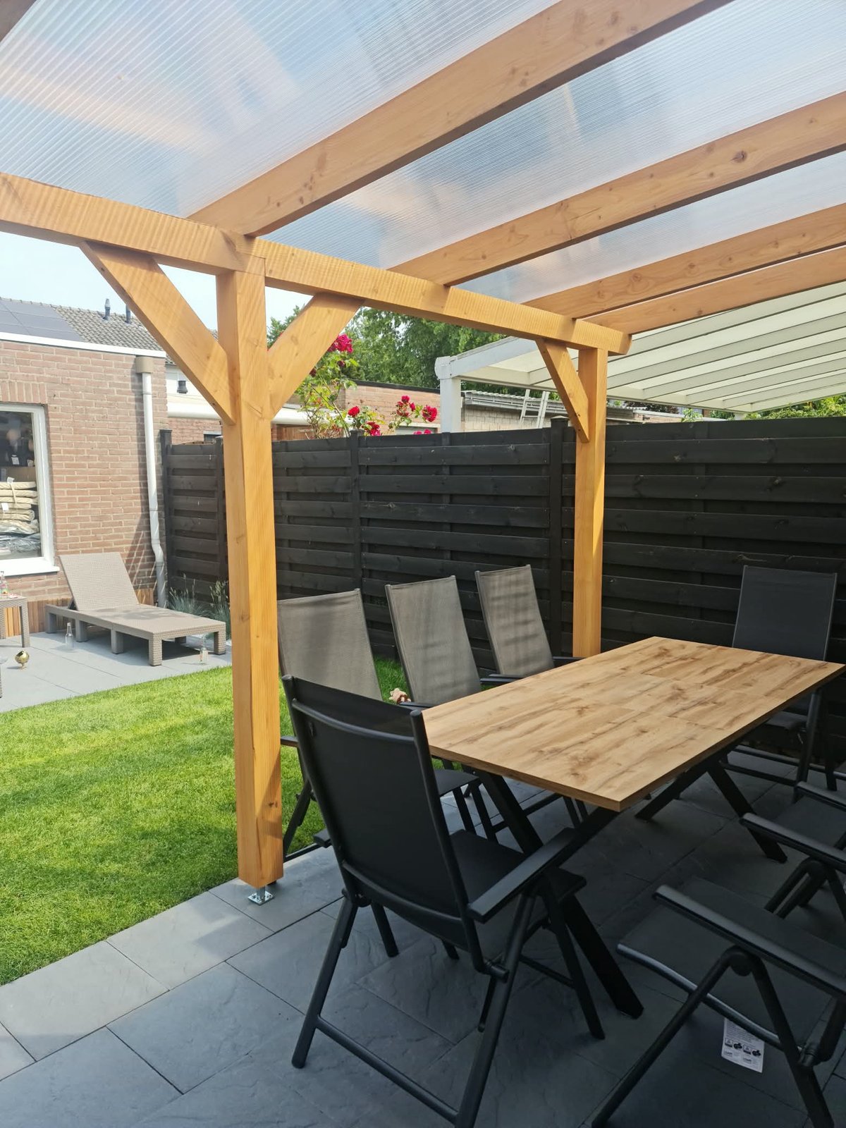 Verhoogd houten terras met naadloze plankovergangen en geïntegreerde trap