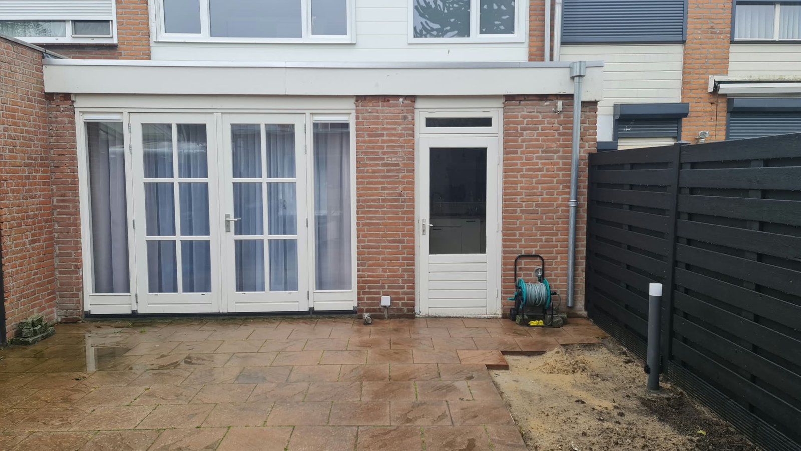Moderne vlonder rondom tuin en overkapping met hoogwaardig houtwerk