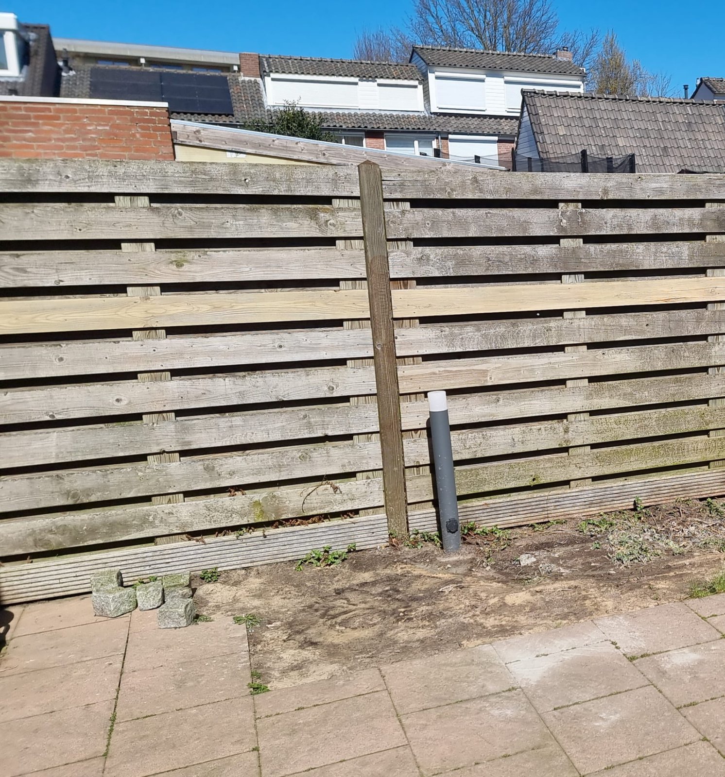 Detail van de precisie houtverbindingen en schroefloze terrasafwerking