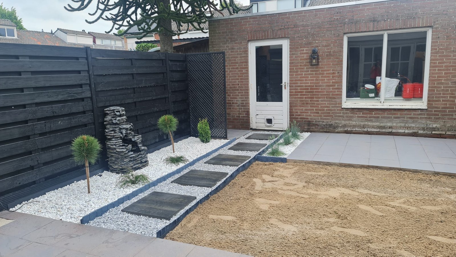 Royaal tuinterras van composiet en hardhout, vakkundig gemonteerd