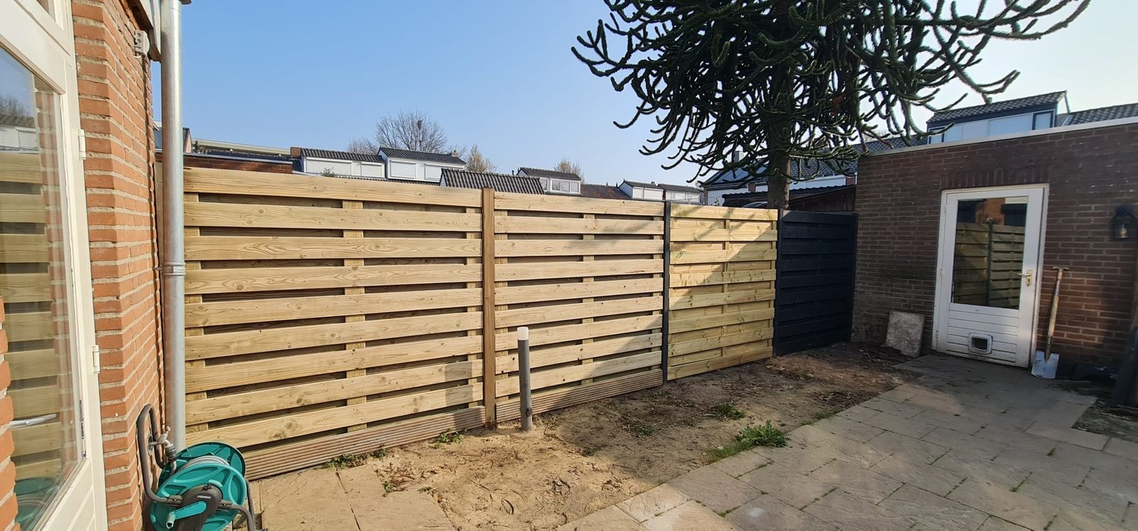 Luxe houten vlonderterras met strakke planken en ambachtelijke afwerking